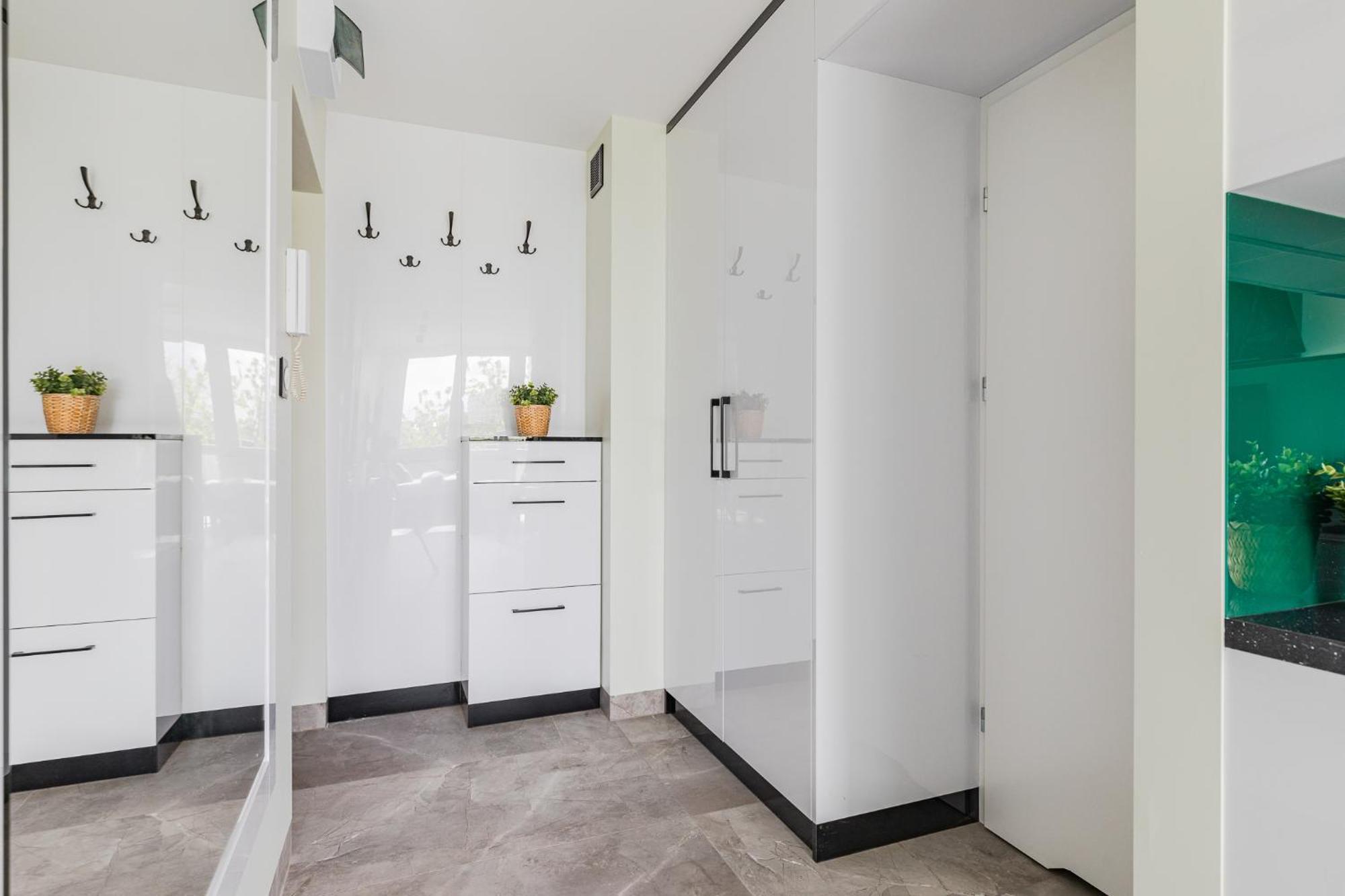 ורשה Superapart Saska 48A, Sleek 6Th-Floor Studio With Balcony & Elevator Access מראה חיצוני תמונה